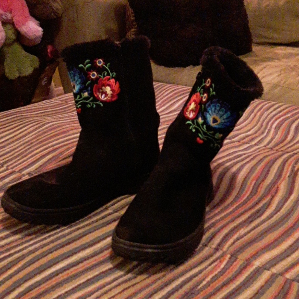 Black boots with flowers
